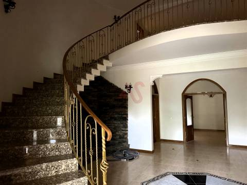 Moradia brasonada T5 inserida em terreno de 18.440m² com Piscina – Meinedo, Lousada