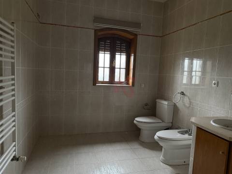 Moradia brasonada T5 inserida em terreno de 18.440m² com Piscina – Meinedo, Lousada