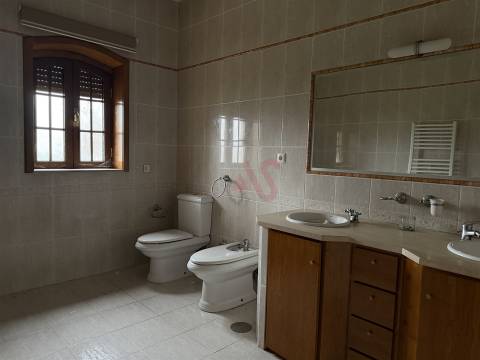 Moradia brasonada T5 inserida em terreno de 18.440m² com Piscina – Meinedo, Lousada