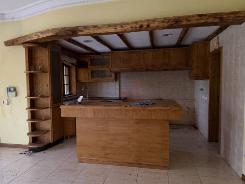 Moradia brasonada T5 inserida em terreno de 18.440m² com Piscina – Meinedo, Lousada