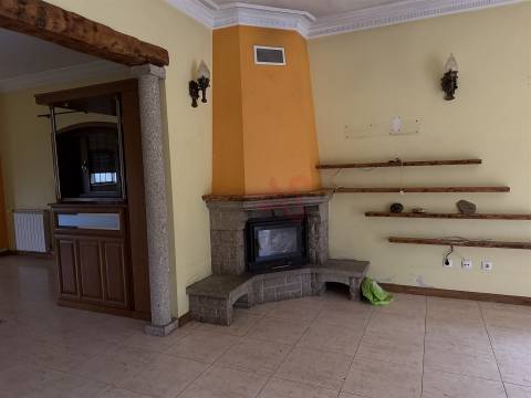 Moradia brasonada T5 inserida em terreno de 18.440m² com Piscina – Meinedo, Lousada