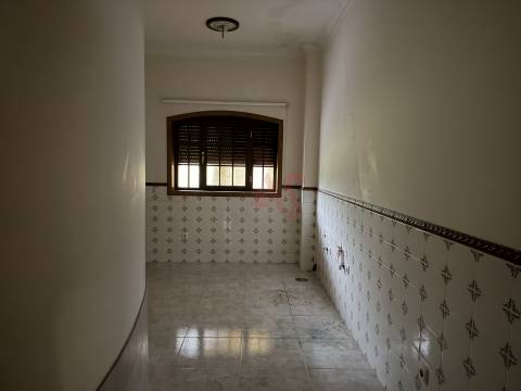 Moradia brasonada T5 inserida em terreno de 18.440m² com Piscina – Meinedo, Lousada