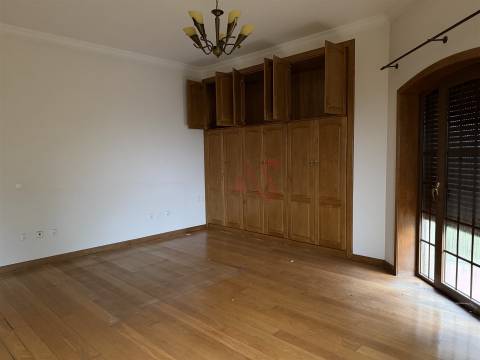 Moradia brasonada T5 inserida em terreno de 18.440m² com Piscina – Meinedo, Lousada