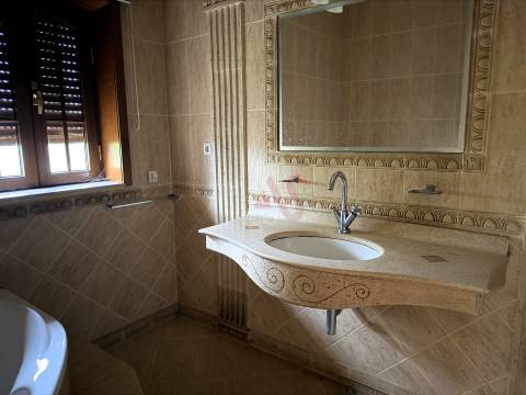 Moradia brasonada T5 inserida em terreno de 18.440m² com Piscina – Meinedo, Lousada