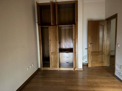 Moradia brasonada T5 inserida em terreno de 18.440m² com Piscina – Meinedo, Lousada