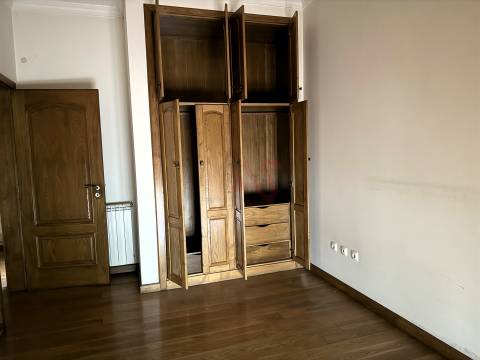 Moradia brasonada T5 inserida em terreno de 18.440m² com Piscina – Meinedo, Lousada