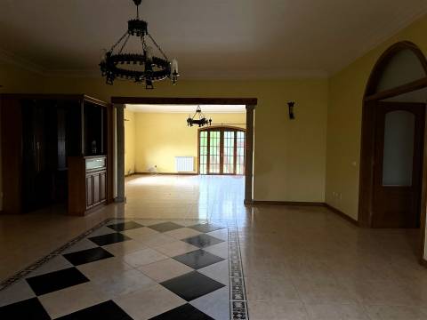 Moradia brasonada T5 inserida em terreno de 18.440m² com Piscina – Meinedo, Lousada