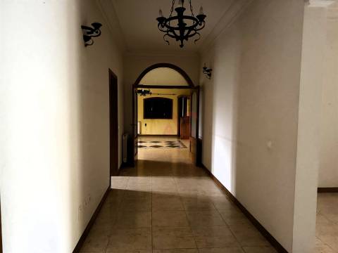 Moradia brasonada T5 inserida em terreno de 18.440m² com Piscina – Meinedo, Lousada