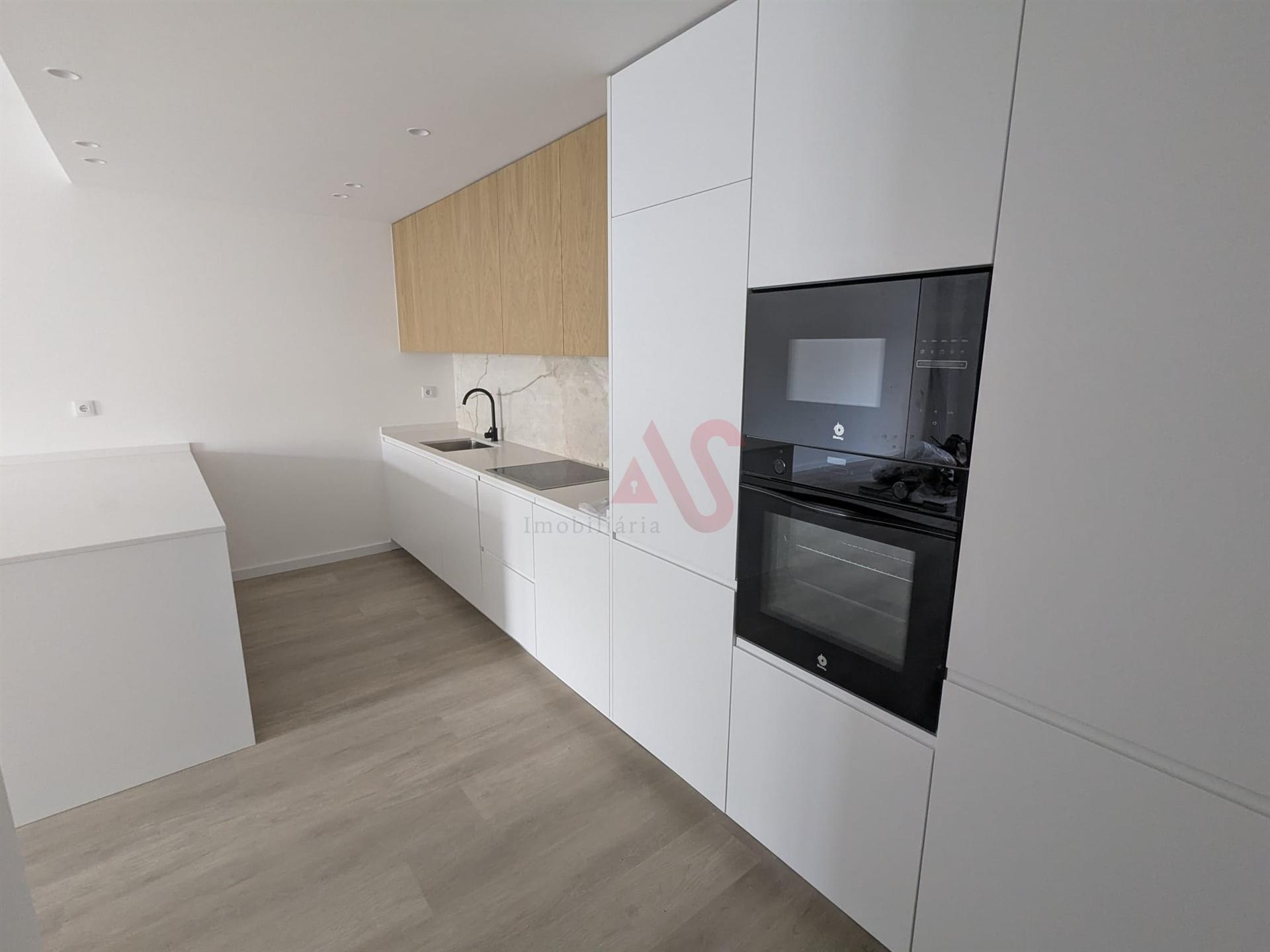 Apartamento T2 com Terraço – 333,70 m² + Arrumo 5,40 m² em Matosinhos
