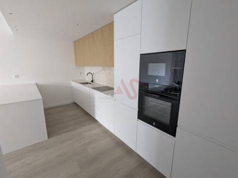 Apartamento T2 com Terraço – 333,70 m² + Arrumo 5,40 m² em Matosinhos