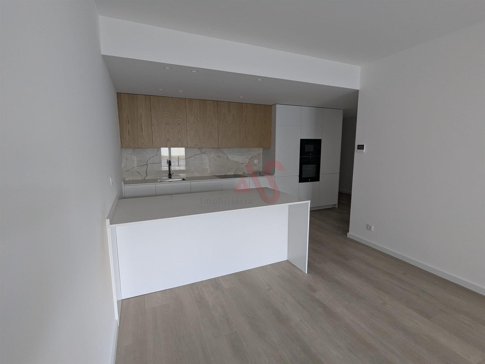Apartamento T2 com Terraço – 333,70 m² + Arrumo 5,40 m² em Matosinhos