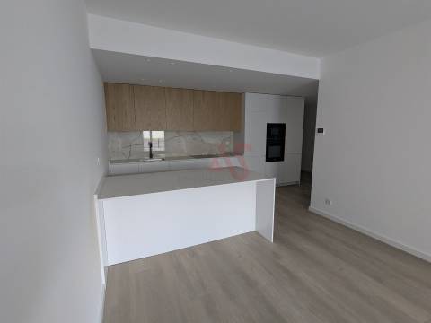 Apartamento T2 com Terraço – 333,70 m² + Arrumo 5,40 m² em Matosinhos