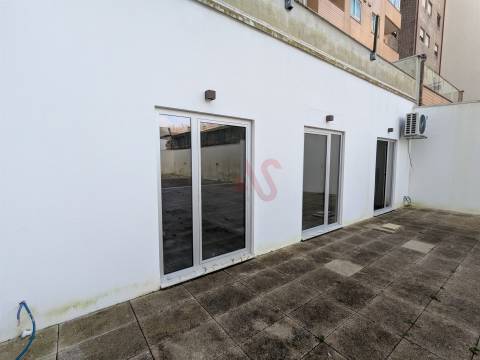 Apartamento T2 com Terraço – 333,70 m² + Arrumo 5,40 m² em Matosinhos