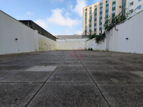 Apartamento T2 com Terraço – 333,70 m² + Arrumo 5,40 m² em Matosinhos