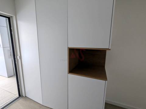 Apartamento T2 com Terraço – 333,70 m² + Arrumo 5,40 m² em Matosinhos