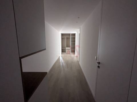 Apartamento T2 com Terraço – 333,70 m² + Arrumo 5,40 m² em Matosinhos
