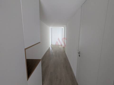 Apartamento T2 com Terraço – 333,70 m² + Arrumo 5,40 m² em Matosinhos