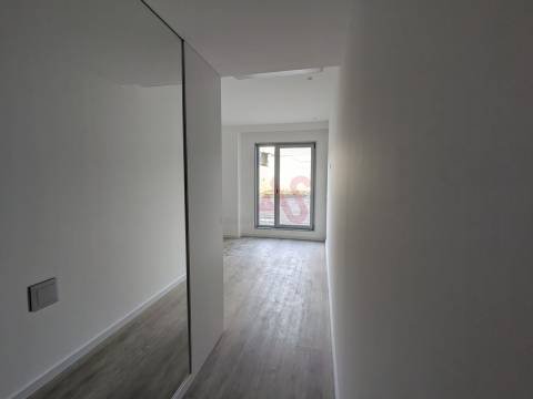 Apartamento T2 com Terraço – 333,70 m² + Arrumo 5,40 m² em Matosinhos