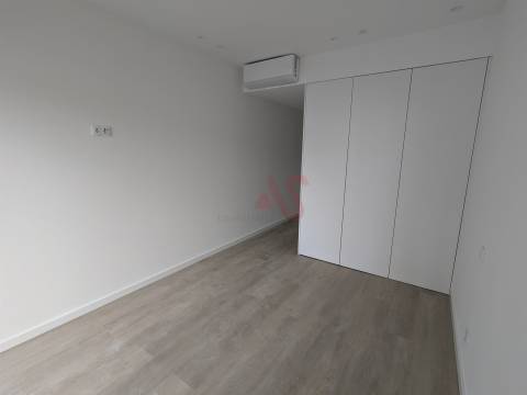 Apartamento T2 com Terraço – 333,70 m² + Arrumo 5,40 m² em Matosinhos