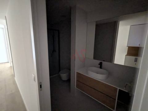 Apartamento T2 com Terraço – 333,70 m² + Arrumo 5,40 m² em Matosinhos