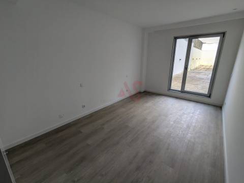 Apartamento T2 com Terraço – 333,70 m² + Arrumo 5,40 m² em Matosinhos