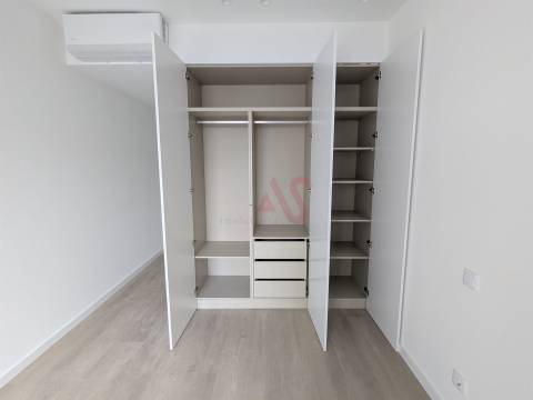 Apartamento T2 com Terraço – 333,70 m² + Arrumo 5,40 m² em Matosinhos
