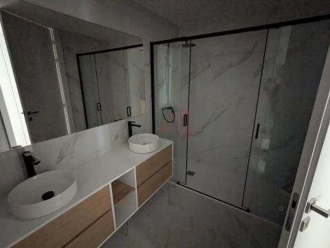 Apartamento T2 com Terraço – 333,70 m² + Arrumo 5,40 m² em Matosinhos