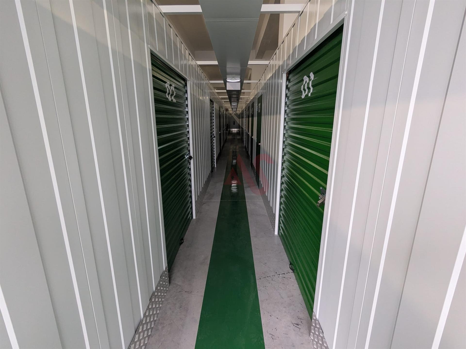 Boxes com áreas entre 5 m² e 18 m² para arrendamento em Fermentões, Guimarães