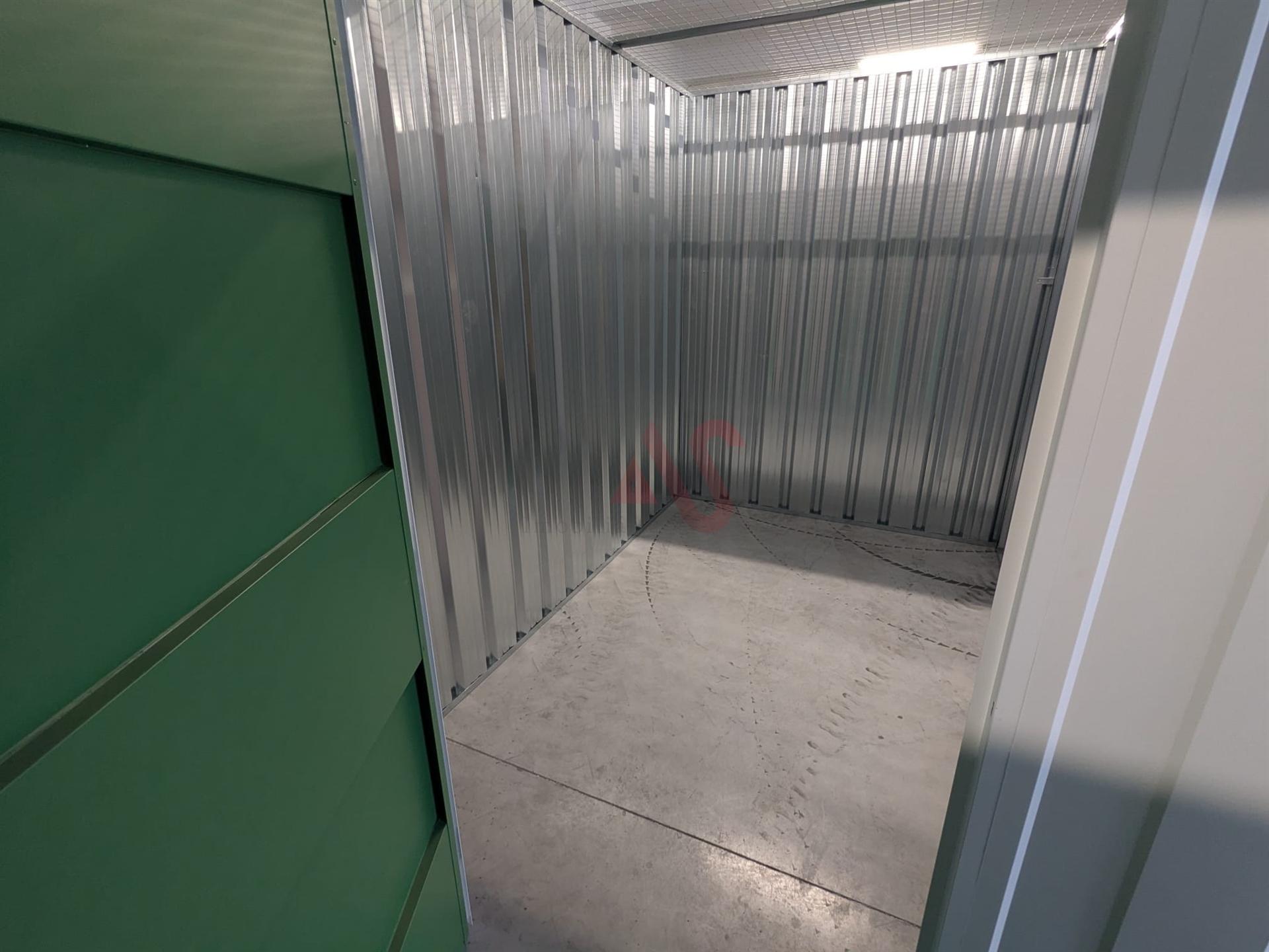 Boxes com áreas entre 5 m² e 18 m² para arrendamento em Fermentões, Guimarães