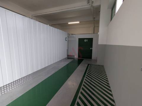 Boxes com áreas entre 5 m² e 18 m² para arrendamento em Fermentões, Guimarães
