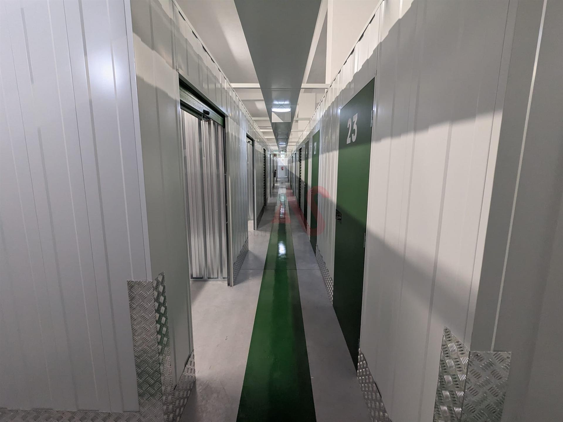 Boxes com áreas entre 5 m² e 18 m² para arrendamento em Fermentões, Guimarães