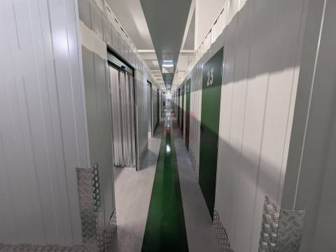 Boxes com áreas entre 5 m² e 18 m² para arrendamento em Fermentões, Guimarães