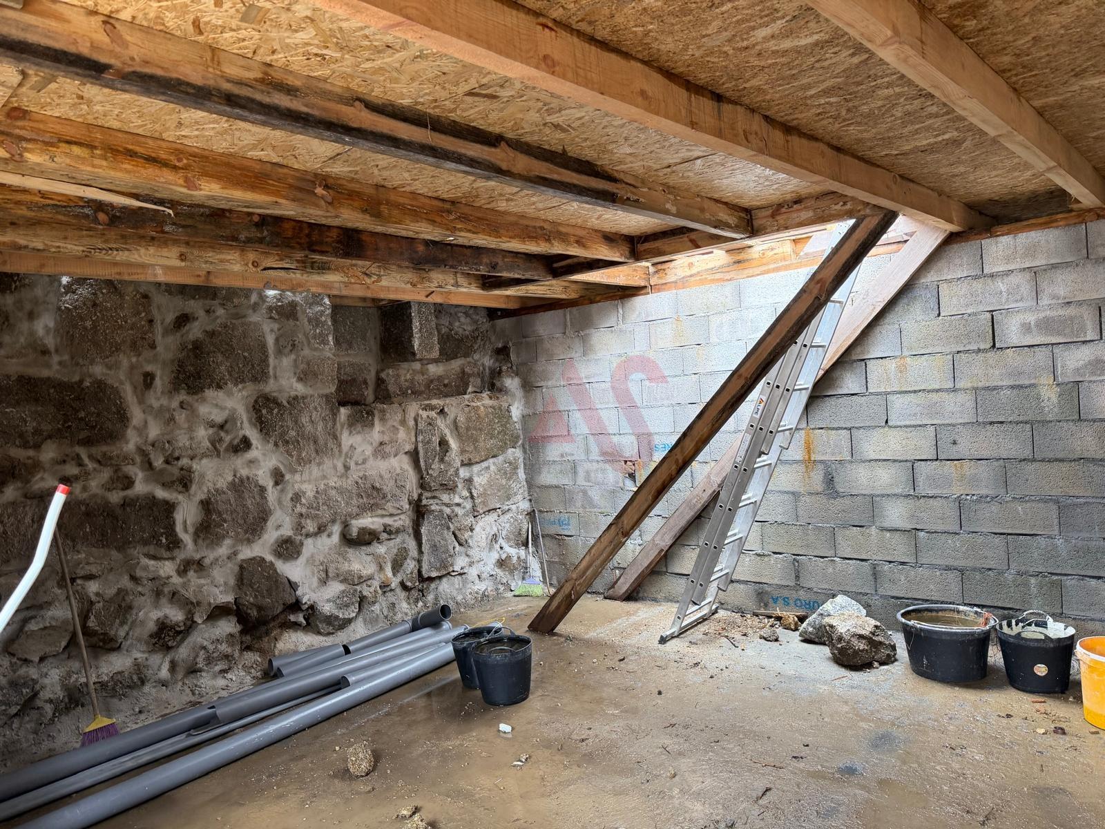 Moradia em Pedra para Restauro com Potencial de Construção – Arões (Santa Cristina), Fafe