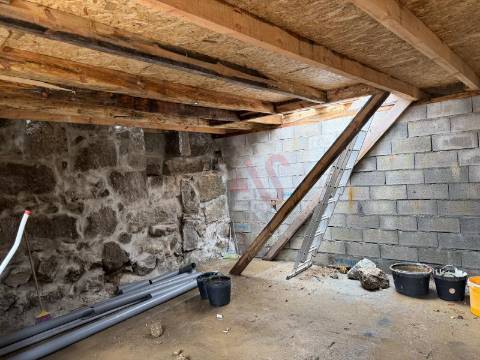 Moradia em Pedra para Restauro com Potencial de Construção – Arões (Santa Cristina), Fafe