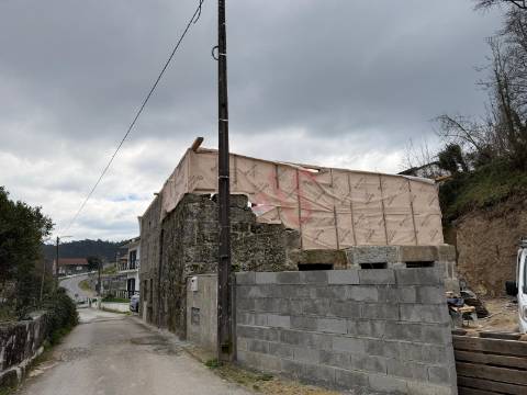 Moradia em Pedra para Restauro com Potencial de Construção – Arões (Santa Cristina), Fafe