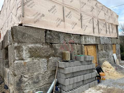 Moradia em Pedra para Restauro com Potencial de Construção – Arões (Santa Cristina), Fafe