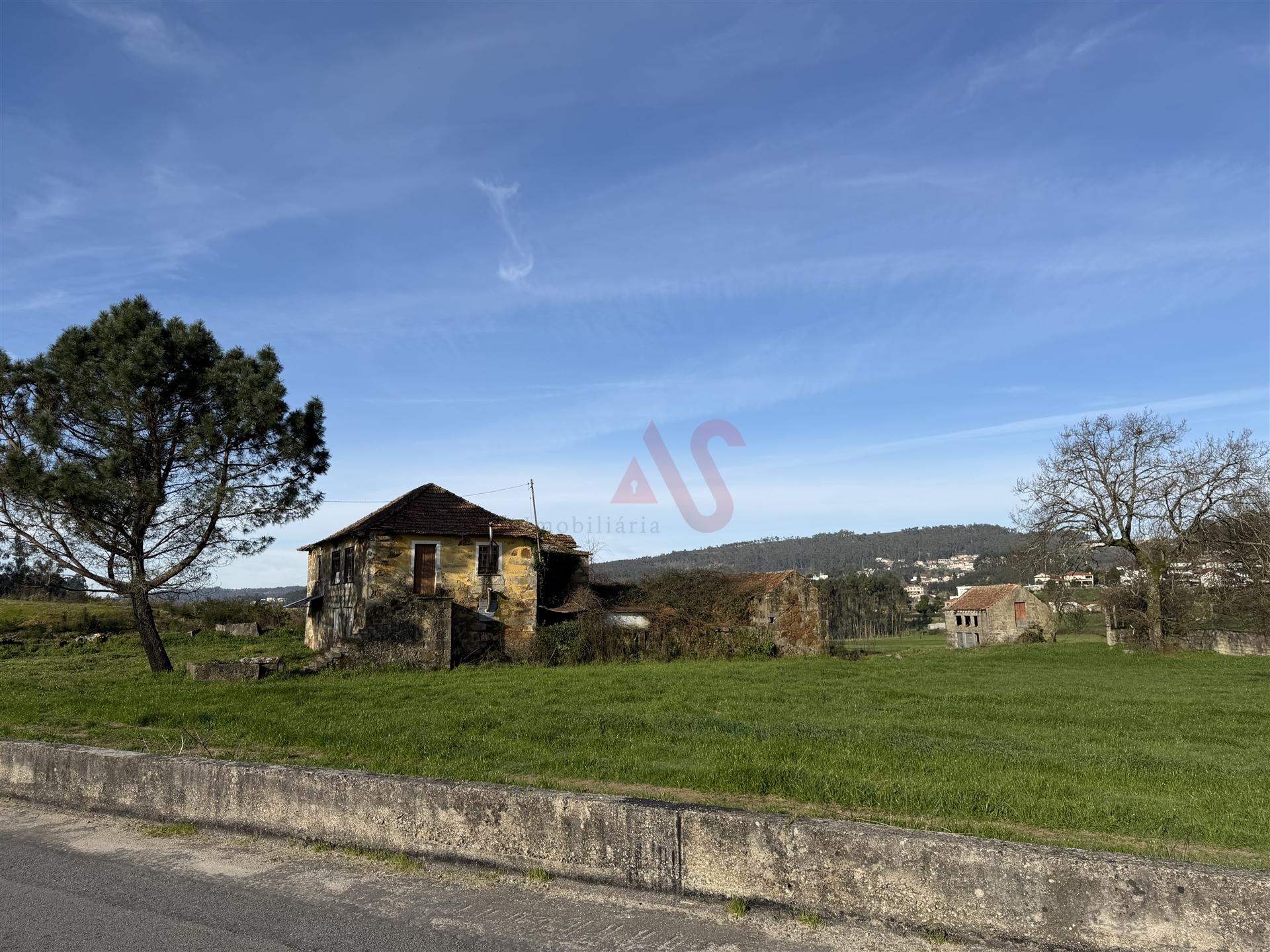 Oportunidade de Restauro com Vistas Desafogadas em Lamoso