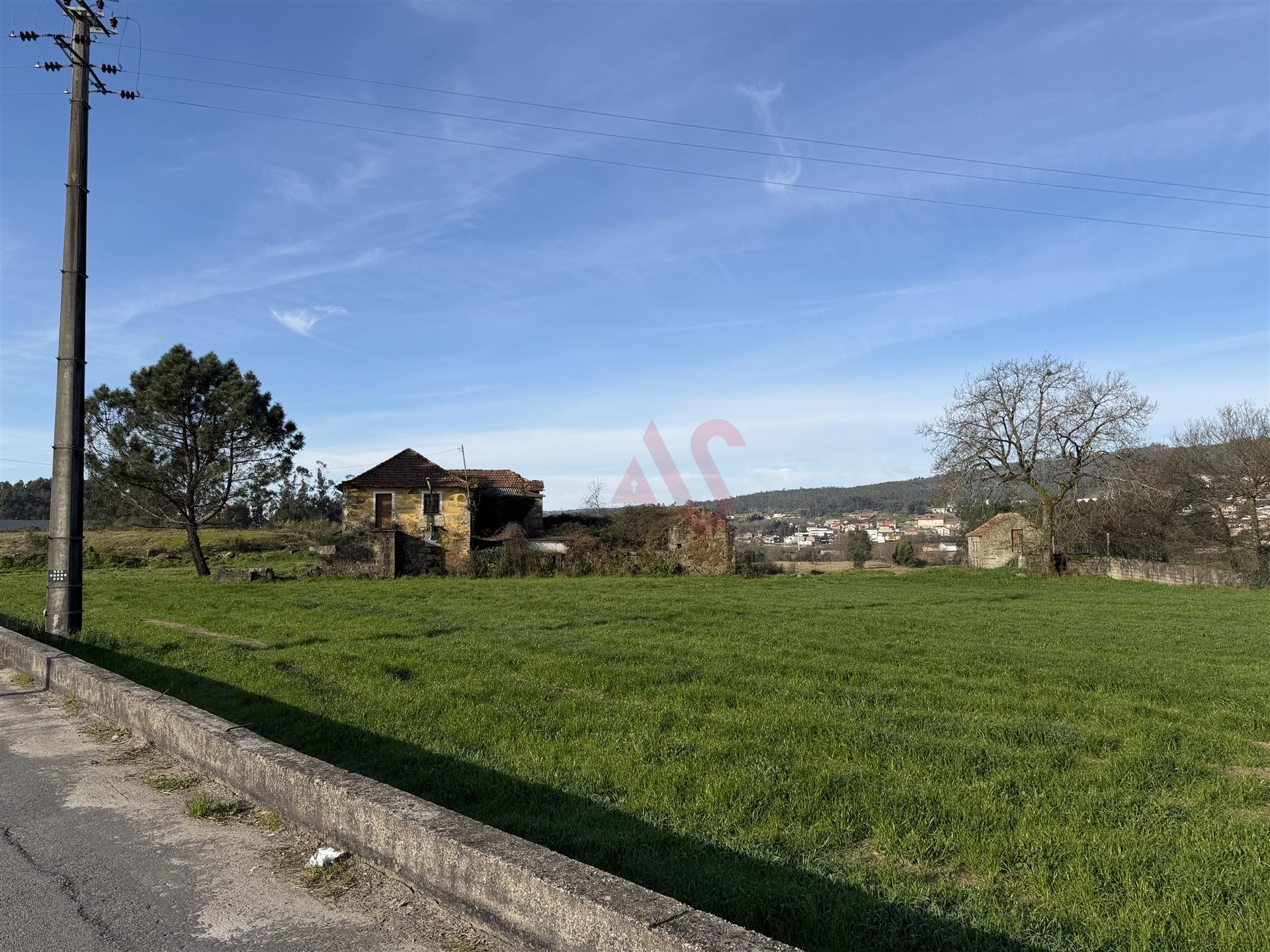 Oportunidade de Restauro com Vistas Desafogadas em Lamoso