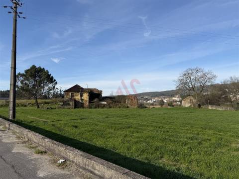 Oportunidade de Restauro com Vistas Desafogadas em Lamoso