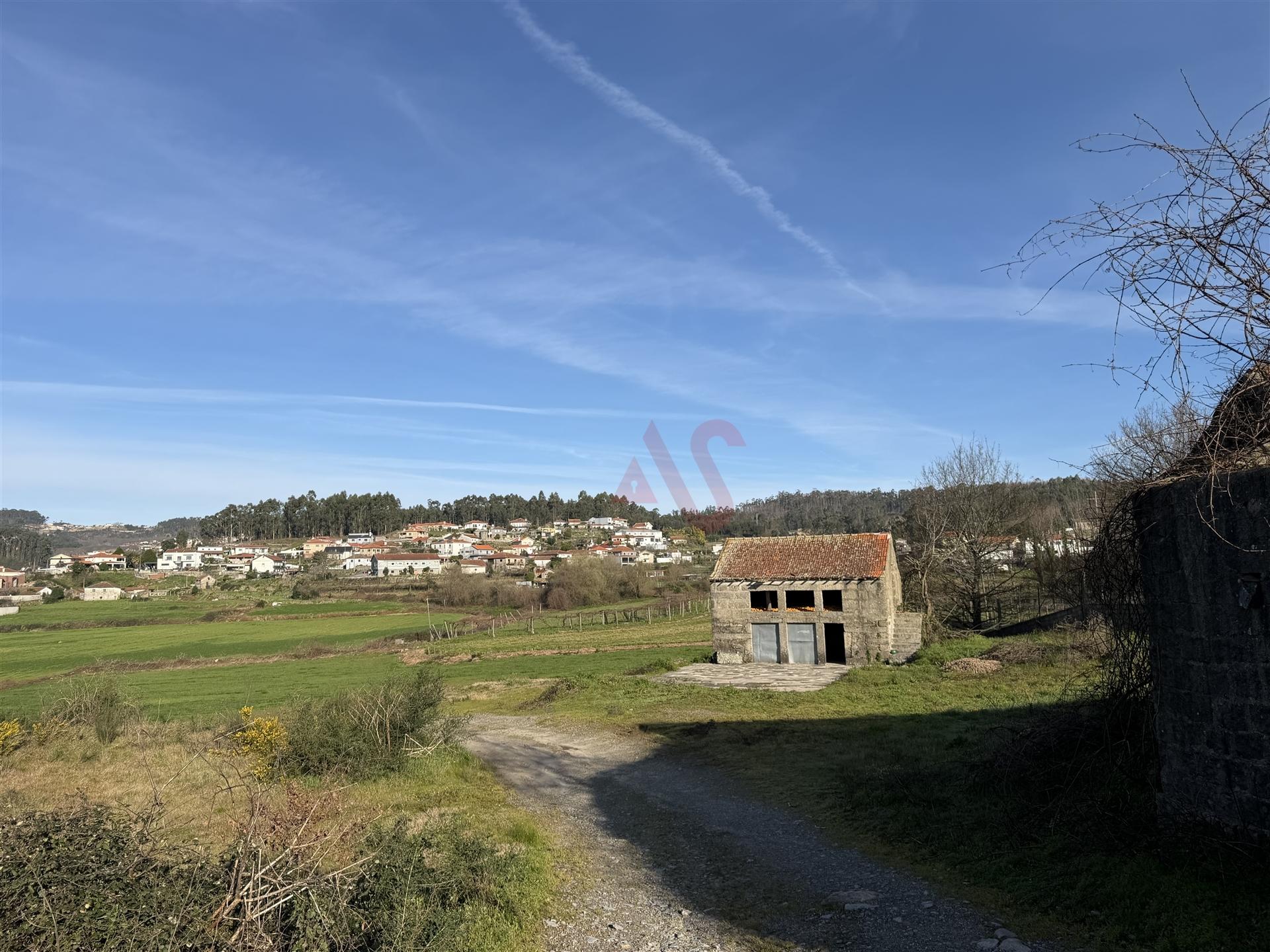 Oportunidade de Restauro com Vistas Desafogadas em Lamoso