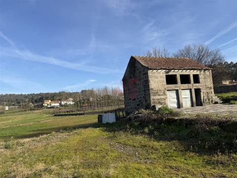 Oportunidade de Restauro com Vistas Desafogadas em Lamoso