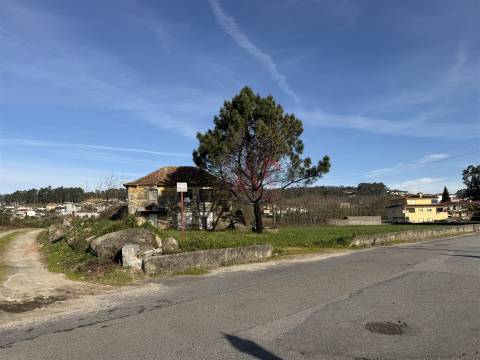 Oportunidade de Restauro com Vistas Desafogadas em Lamoso