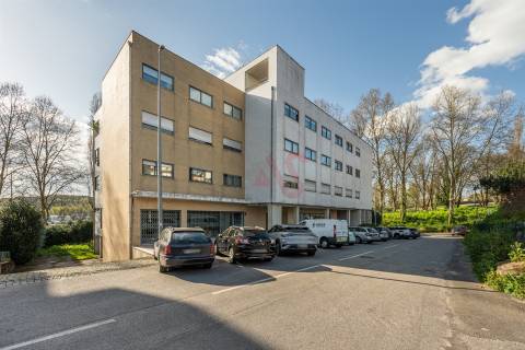 Apartamento T4 Duplex  (1 SUÍTE), com Elevador, Garagem Fechada p/ 2 Carros, Fermentões, Guimarães