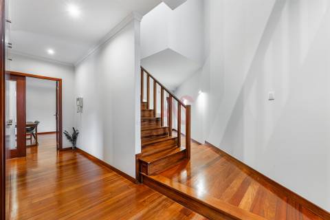 Apartamento T4 Duplex  (1 SUÍTE), com Elevador, Garagem Fechada p/ 2 Carros, Fermentões, Guimarães