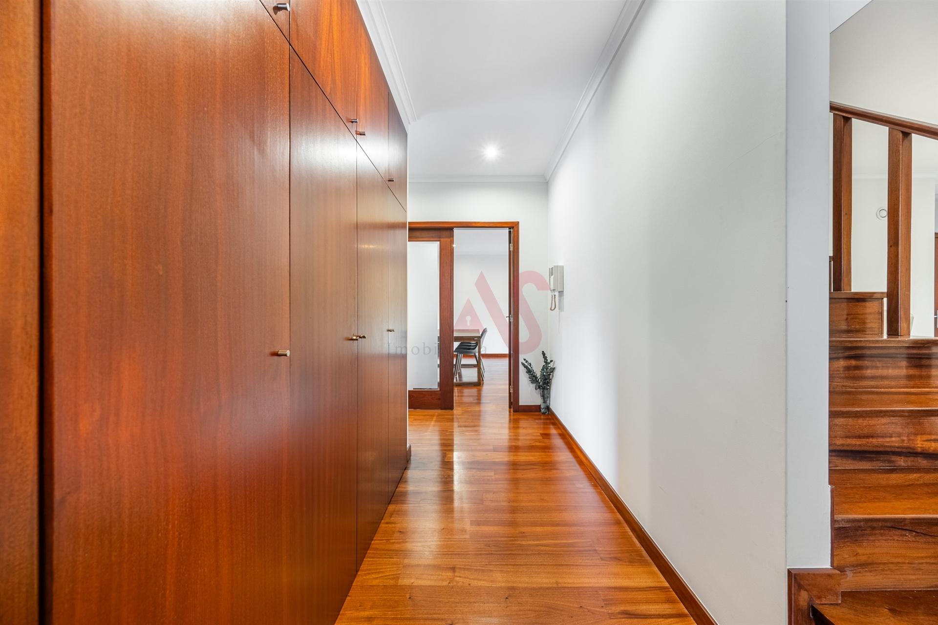 Apartamento T4 Duplex  (1 SUÍTE), com Elevador, Garagem Fechada p/ 2 Carros, Fermentões, Guimarães