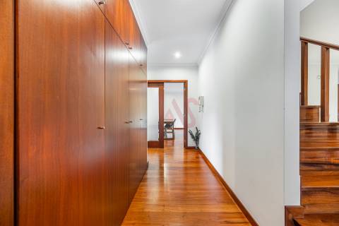 Apartamento T4 Duplex  (1 SUÍTE), com Elevador, Garagem Fechada p/ 2 Carros, Fermentões, Guimarães