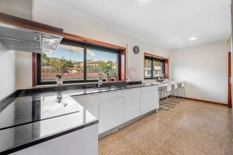 Apartamento T4 Duplex  (1 SUÍTE), com Elevador, Garagem Fechada p/ 2 Carros, Fermentões, Guimarães