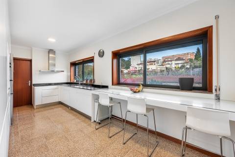 Apartamento T4 Duplex  (1 SUÍTE), com Elevador, Garagem Fechada p/ 2 Carros, Fermentões, Guimarães