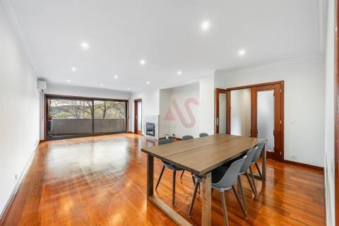 Apartamento T4 Duplex  (1 SUÍTE), com Elevador, Garagem Fechada p/ 2 Carros, Fermentões, Guimarães