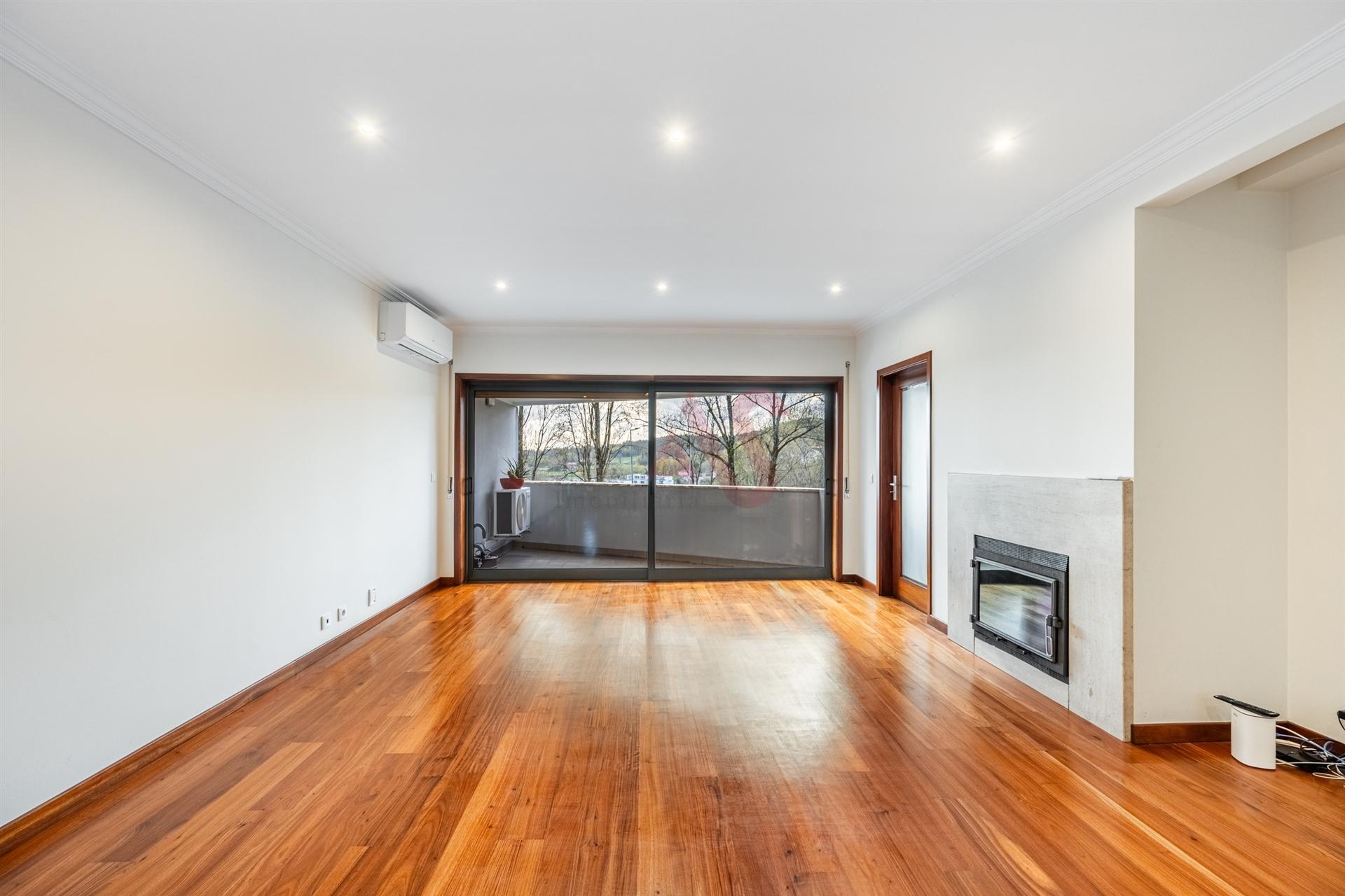 Apartamento T4 Duplex  (1 SUÍTE), com Elevador, Garagem Fechada p/ 2 Carros, Fermentões, Guimarães